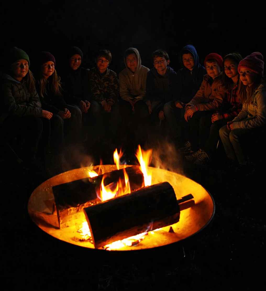 Kolonie na Mazurach – ognisko wieczorem
