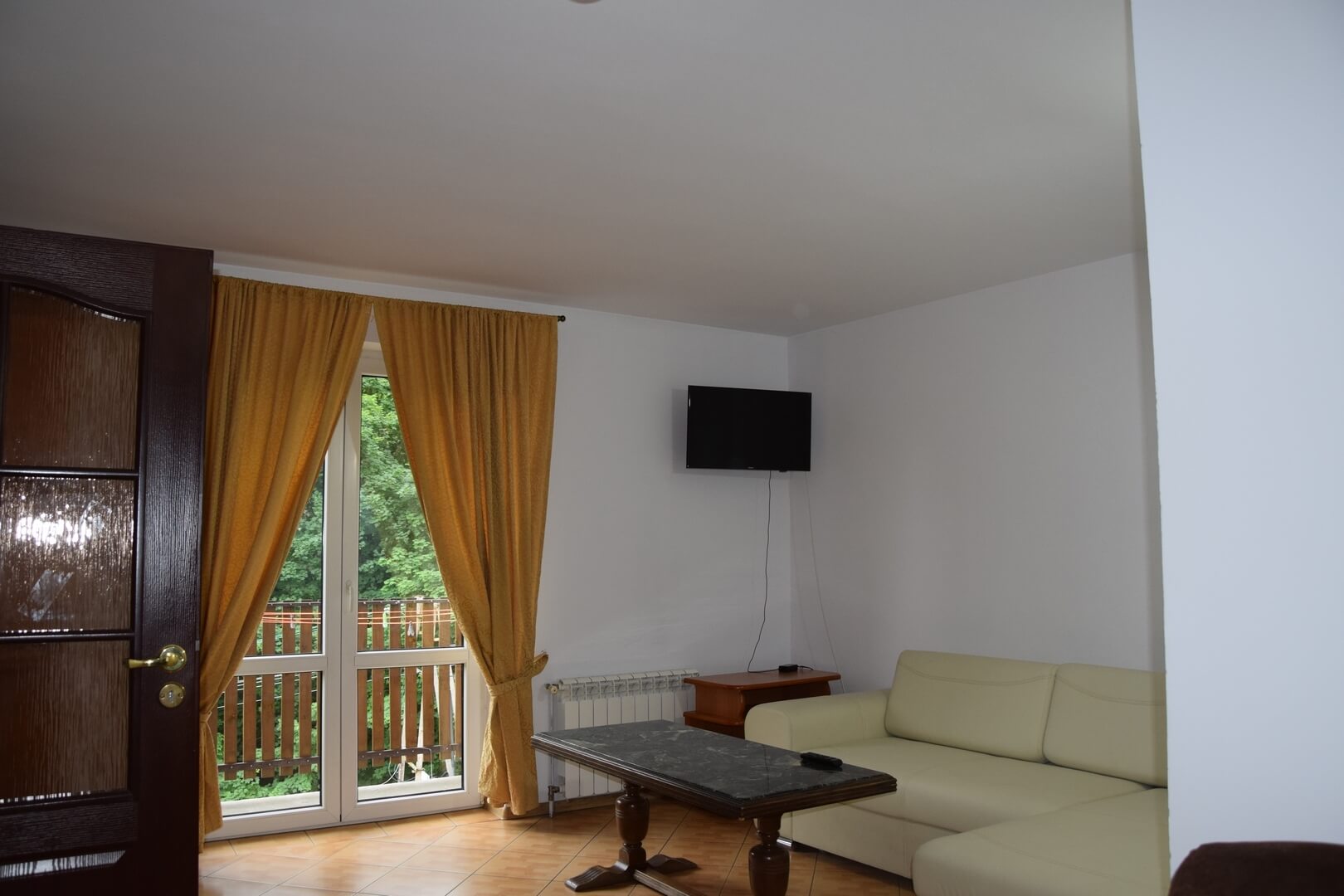 Pensjonat Ambrowil – budynek wśród drzew